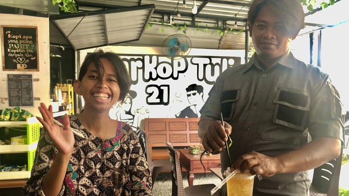 Deby (kiri) sedang menemani Suhata (kanan) di Warkop Tuli 21. Foto: Ayuningtias Puji Lestari/detikKalimantan