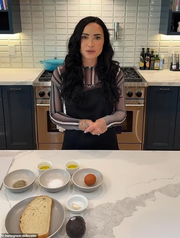 Demi Lovato Diejek Gegara Nekat Bikin Buku Resep