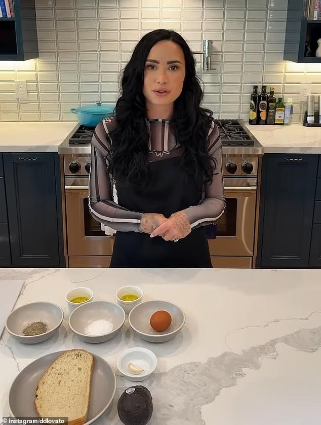 Demi Lovato Diejek Gegara Nekat Bikin Buku Resep