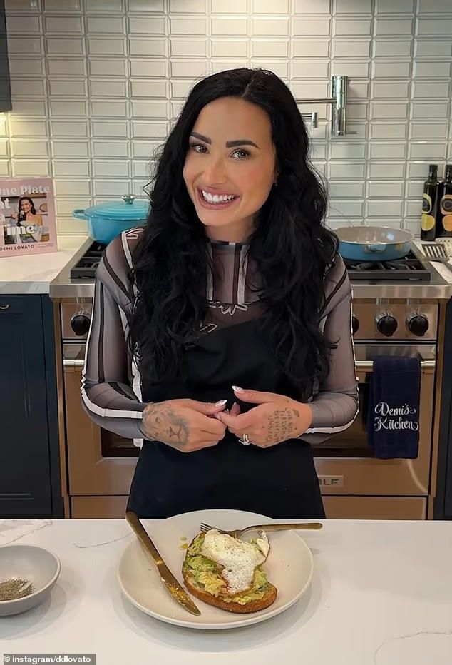 Demi Lovato Diejek Gegara Nekat Bikin Buku Resep