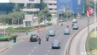 Pantauan detikcom, salah satu ruas yang tampak sepi adalah Jalan Jenderal Sudirman. Biasanya dipenuhi kendaraan pada jam sibuk pagi hari, hari ini jalan tersebut justru nyaris tanpa kepadatan berarti.
