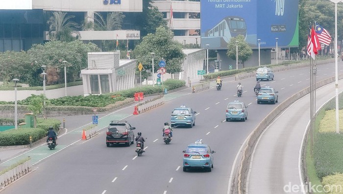Ditinggal Penghuninya, Jakarta Pagi Ini Sepi

Suasana jalan prokotol Sudirman yang tampak lenggang pada pagi hari ini, Jakarta, Jumat (27/6/2025). Memasuki libur panjang akhir pekan, suasan jalan protokol sudirman pagi ini tampak sangat lenggang.
Banyak warga Jakarta yang memanfaatkan liburan kali ini untuk keluar kota