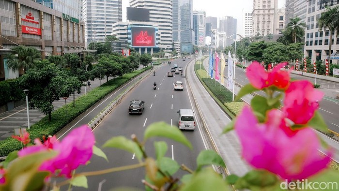Ditinggal Penghuninya, Jakarta Pagi Ini Sepi

Suasana jalan prokotol Sudirman yang tampak lenggang pada pagi hari ini, Jakarta, Jumat (27/6/2025). Memasuki libur panjang akhir pekan, suasan jalan protokol sudirman pagi ini tampak sangat lenggang.
Banyak warga Jakarta yang memanfaatkan liburan kali ini untuk keluar kota