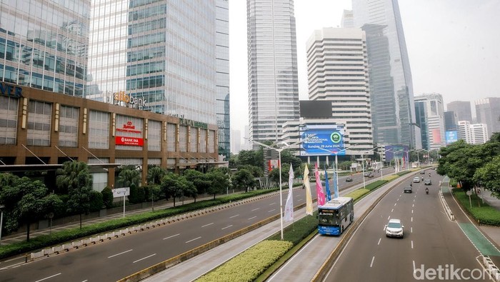 Ditinggal Penghuninya, Jakarta Pagi Ini Sepi

Suasana jalan prokotol Sudirman yang tampak lenggang pada pagi hari ini, Jakarta, Jumat (27/6/2025). Memasuki libur panjang akhir pekan, suasan jalan protokol sudirman pagi ini tampak sangat lenggang.
Banyak warga Jakarta yang memanfaatkan liburan kali ini untuk keluar kota