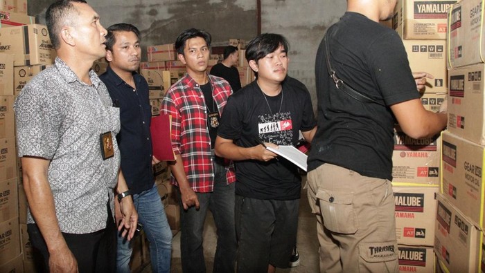 Ditreskrimum Polda Kalbar cek gudang oli palsu.