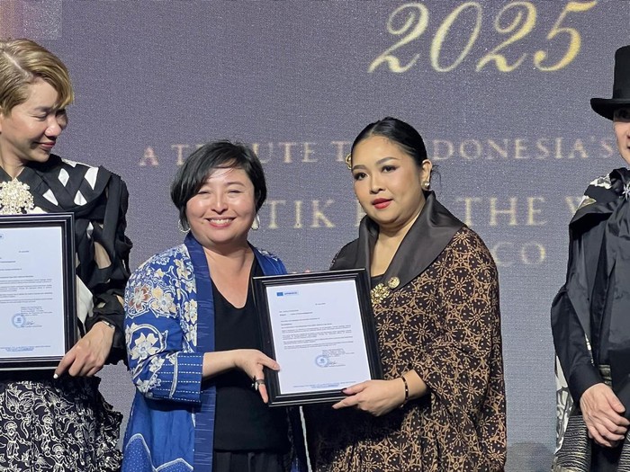 Era Soekamto Terima Penghargaan UNESCO Era Soekamto Terima Penghargaan UNESCO