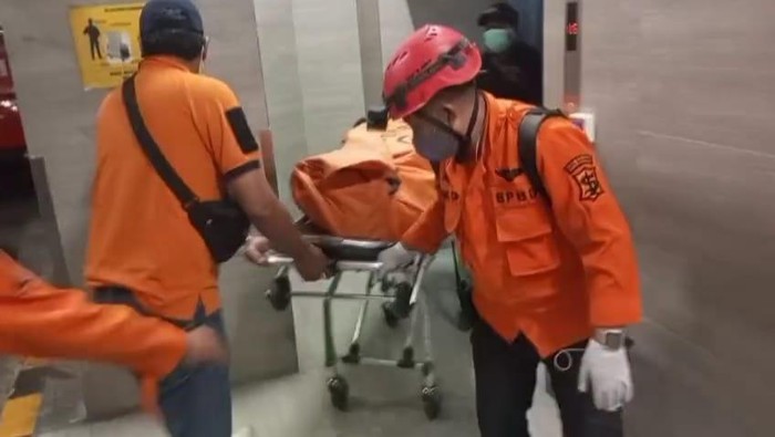 Evakuasi jenazah pria yang jatuh di Tunjungan Plaza Surabaya.