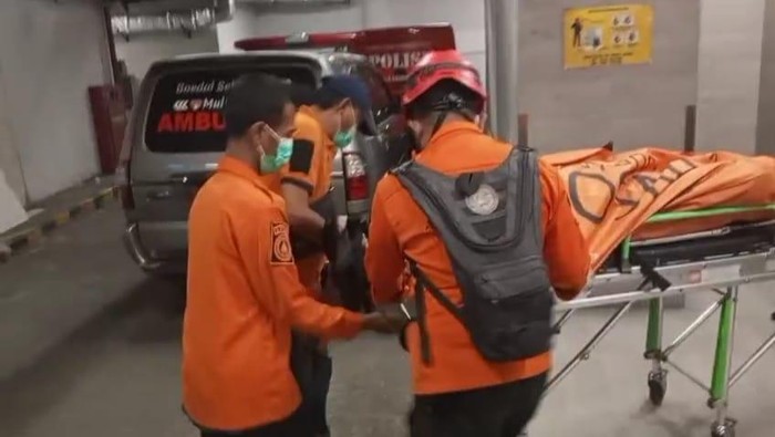 Evakuasi jenazah pria yang jatuh di Tunjungan Plaza Surabaya.