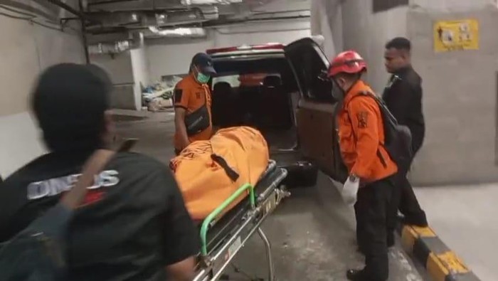 Evakuasi jenazah pria yang jatuh di Tunjungan Plaza Surabaya.