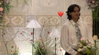 Faishal Tanjung memakai kemeja putih dan celana panjang hitam saat melamar Nadin Amizah. (Foto: dok Instagram cakecaine)