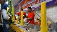 Sejumlah pengunjung memesan makanan saat festival kuliner Bogor Rasa Bangkok di halaman Mal Botani Square, Kota Bogor, Jawa Barat, Jumat (27/6/2025). ANTARA FOTO/Arif Firmansyah