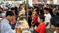 Festival yang merupakan rangkaian roadshow Kuliner Viral Indonesia yang telah digelar di delapan kota besar di Indonesia tersebut diikuti 250 tenant dengan lebih dari 1.200 varian menu makanan dan minuman khas Thailand dan Nusantara yang berlangsung hingga 6 Juli mendatang. ANTARA FOTO/Arif Firmansyah