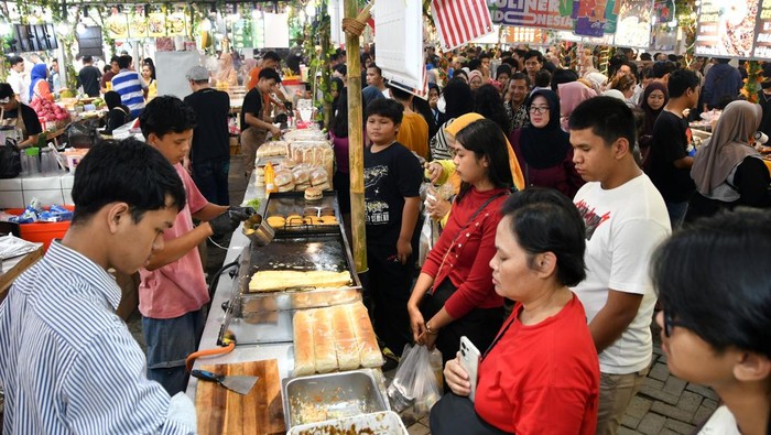 Festival kuliner Bogor Rasa Bangkok Sejumlah pengunjung menikmati makanan dan minuman saat Festival Kuliner Bogor Rasa Bangkok di halaman Mal Botani Square, Kota Bogor, Jawa Barat, Jumat (27/6/2025). Festival yang merupakan rangkaian roadshow Kuliner Viral Indonesia yang telah digelar di delapan kota besar di Indonesia tersebut diikuti 250 tenant dengan lebih dari 1.200 varian menu makanan dan minuman khas Thailand dan Nusantara yang berlangsung hingga 6 Juli mendatang. ANTARA FOTO/Arif Firmansyah/rwa.
