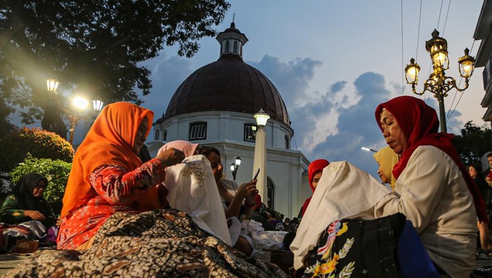 Sejumlah peserta mempraktikkan cara membuat motif batik menggunakan canting tradisional saat mengikuti Gerakan Belajar Membatik di kawasan Cagar Budaya Nasional Kota Lama, Semarang, Jawa Tengah, Jumat (27/6/2025). Kegiatan belajar membatik gratis di ruang publik yang diikuti puluhan peserta lintas generasi bertajuk Kresem Art Street #4 tersebut dalam rangka memperingati 19 tahun revitalisasi batik Semarang sekaligus sebagai upaya melestarikan dan menumbuhkan rasa cinta pada salah satu kain wastra khas Indonesia. ANTARA FOTO/Makna Zaezar/rwa.