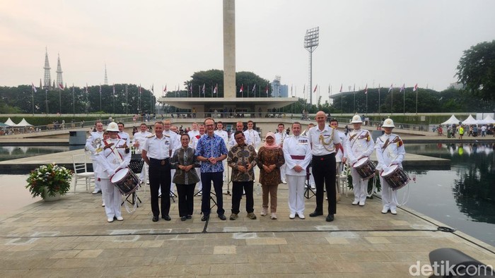 Gubernur Jakarta Pramono Anung membuka penampilan United Kingdom (UK) Royal Marine Band, di Lapangan Banteng, Jakarta (Adrial/detikcom)