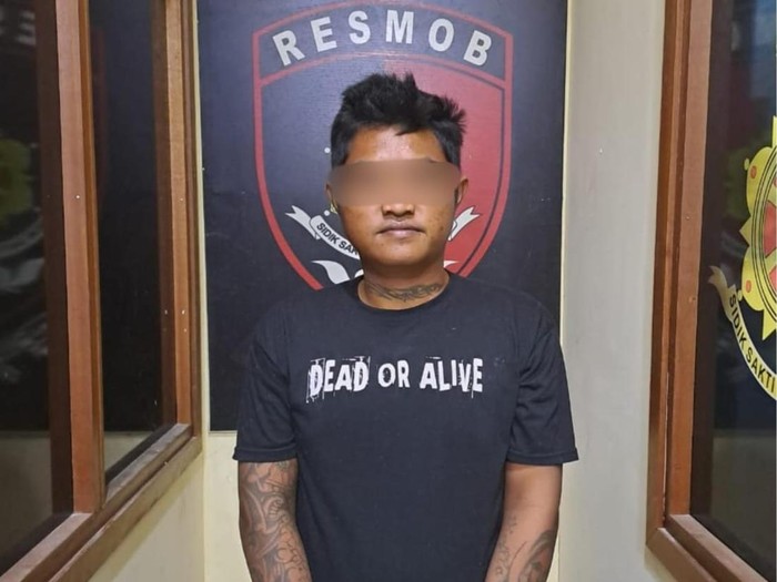 Guntur, pelaku penusukan mantan kekasihnya saat diamankan Polsek Kuta Selatan. (IST)