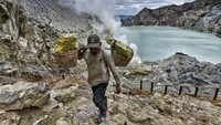 Gunung Ijen (2.799 mdpl) di Jawa Timur terkenal dengan Kawah Api Biru yang unik. Pendaki biasanya berangkat dini hari untuk menyaksikan api biru ini tanpa perlu pemandu, dan sering bertemu penduduk lokal yang bekerja di tambang belerang. Foto: LightRocket via Getty Images/SOPA Images