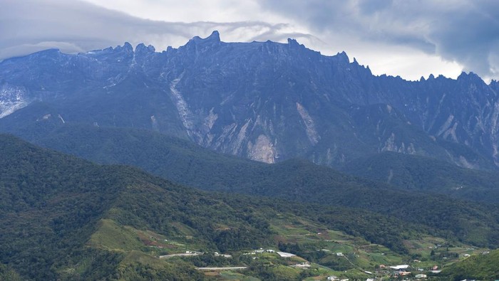 Mount Kinabalu is the highest mountain on the island of Borneo, Kinabalu National Park, UNESCO World Nature Heritage Site, Sabah, Borneo, Malaysia. (Photo by: Gunter Fischer/Education Images/Universal Images Group via Getty Images)