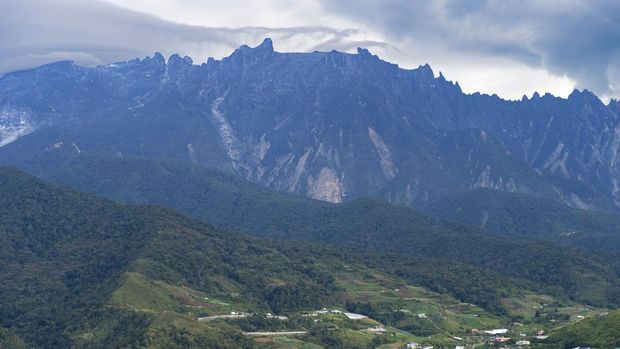 Gunung KInabalu Mount Kinabalu is the highest mountain on the island of Borneo, Kinabalu National Park, UNESCO World Nature Heritage Site, Sabah, Borneo, Malaysia. (Photo by: Gunter Fischer/Education Images/Universal Images Group via Getty Images)