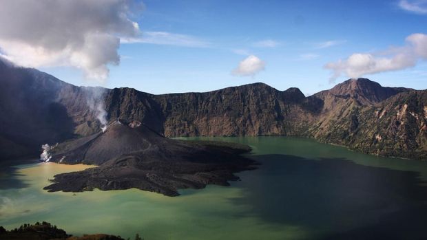 SENARU, LOMBOK, INDONESIA - MAY 19: A view of Mount Rinjani, also known as Gunung Rinjani, is seen on May 19, 2009 in Lombok, West Nusa Tenggara Province, Indonesia. The 3,726m active volcano is the third highest in Indonesia, and has been erupting this time around April 27, peaking on May 10. The volcano's crater lake, known as Segara Anak, is home to many goldfish and mujair fish and is a popular fishing spot for locals.  (Photo by Ulet Ifansasti/Getty Images)
