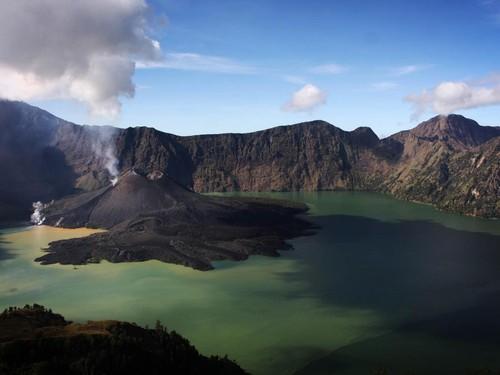 SENARU, LOMBOK, INDONESIA - MAY 19: A view of Mount Rinjani, also known as Gunung Rinjani, is seen on May 19, 2009 in Lombok, West Nusa Tenggara Province, Indonesia. The 3,726m active volcano is the third highest in Indonesia, and has been erupting this time around April 27, peaking on May 10. The volcanos crater lake, known as Segara Anak, is home to many goldfish and mujair fish and is a popular fishing spot for locals.  (Photo by Ulet Ifansasti/Getty Images)