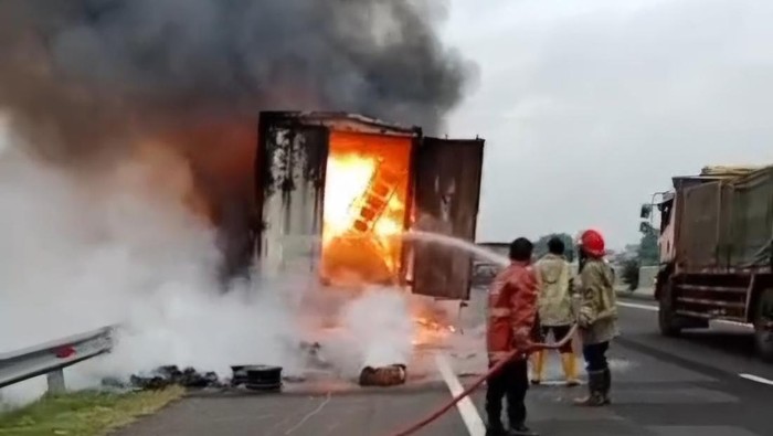 Insiden kebakaran truc di Tol Kanci-Pejagan KM 221