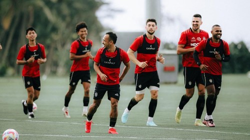Irfan Jaya (tiga dari kiri) mengikuti latihan bersama Bali United, Kamis (26/6/2025) meski namanya masuk dalam skuad Indonesia All Star untuk ajang Piala Presiden 2025.