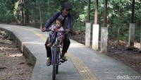 Petugas Pemeliharaan Hutan Kota Srengseng, Abdul Halim, menjelaskan dulu kawasan itu adalah tempat pembuangan akhir sebelum dipindah ke Bantar Gebang, Bekasi. Dan, kini lahan yang tak nyaman dipandang itu berubah jadi kawasan yang nyaman dipandang dan disambangi.