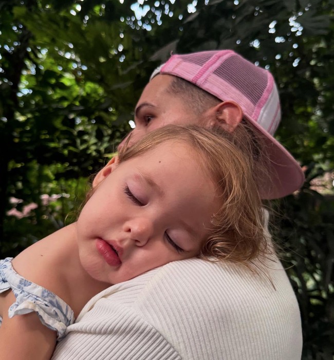 Kedekatan pesepak bola Justin Hubner dan putri semata wayang Jennifer Coppen, Kamari Sky Wassink tak kalah jadi sorotan. Kedekatan keduanya terlihat dalam beberapa unggahan Jennifer dan Hubner di akun Instagram mereka. Foto: Instagram/@jennifercoppenreal20