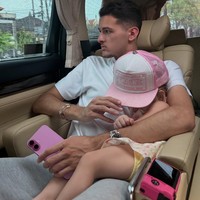Duduk di pangkuan Hubner, Kamari begitu nyaman hingga tertidur pulas. Pesepak bola kelahiran Belanda itu juga terlihat sigap menjaga Kamari yang tertidur pulas. Foto: Instagram/@justinhubner5