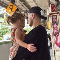 Saat bepergian bersama Kamari juga terlihat sering digendong oleh Hubner. Kedekatan Hubner dan Kamari pun jadi kerap ikut disorot. Foto: Instagram/@justinhubner5