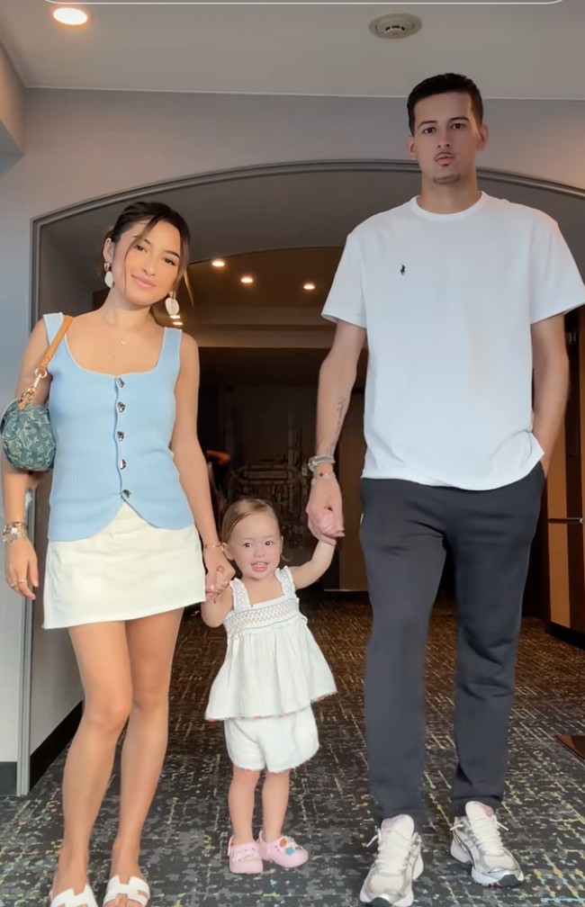 Tak hanya di Instagram, Jennifer juga kerap membagikan momen kebersamaan Hubner dan putrinya ke akun TikTok. Seperti dalam foto, ketiganya tampil bak keluarga kecil, ibu-anak-ayah. Foto: TikTok/@jennifer.coppen