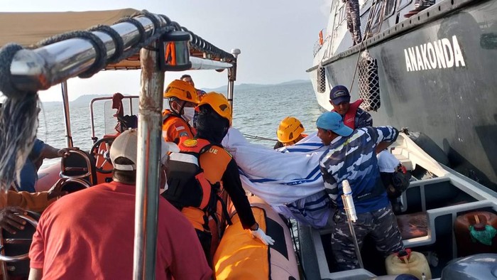 Proses evakuasi korban kapal tenggelam di perairan Selat Nenek, Batam pada Jumat (27/6).