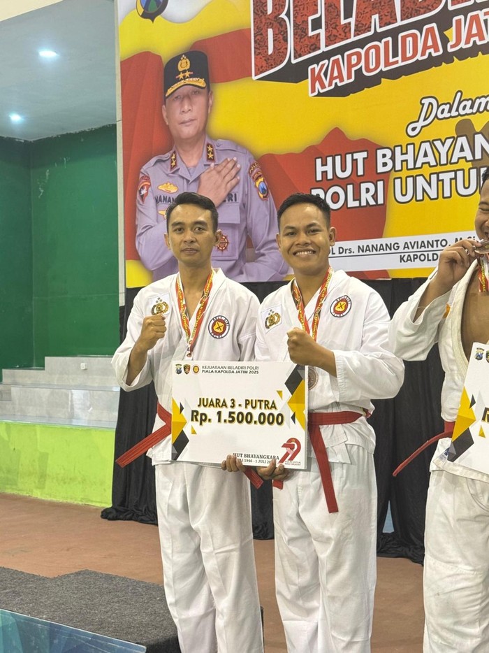 Dua Atlet Polres Batu Raih Juara Kompetisi Bela Diri Kapolda Jatim Cup 2025