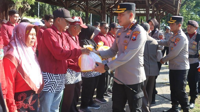 Kapolresta Banyuwangi Kombes Rama Samtama Putra menyalurkan sembako untuk masyarakat prasejahtera.
