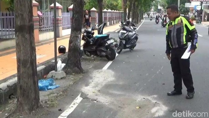 Personel Unit Gakkum Sat Lantas Polres Klaten di lokasi kecelakaan Jalan Merbabu, Klaten, Jumat (27/6/2025).