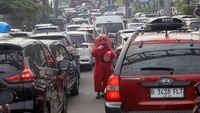 Antrean kendaraan saat diberlakukan rekayasa lalu lintas sistem satu arah menuju kawasan wisata Puncak, Gadog, Kabupaten Bogor, Jawa Barat, Jumat (27/6/2025).  Foto: ANTARA FOTO/YULIUS SATRIA WIJAYA