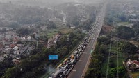 Foto udara antrean kendaraan keluar gerbang Tol Ciawi, jalur wisata Puncak, Ciawi, Kabupaten Bogor, Jawa Barat, Jumat (27/6/2025). Foto: ANTARA FOTO/YULIUS SATRIA WIJAYA