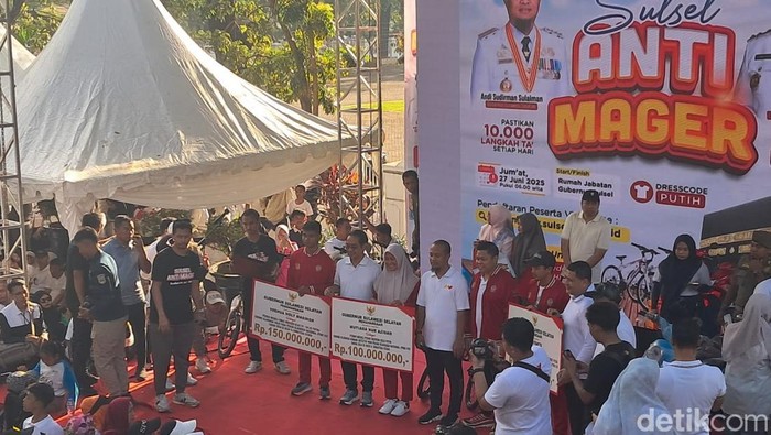 Kepala Dispora Sulsel Suherman berdiskusi dengan atlet perihal bonus peraih medali PON XXI Aceh-Sumatera Utara 2024 di Rumah Jabatan Gubernur Sulsel, Jumat (27/6/2025).