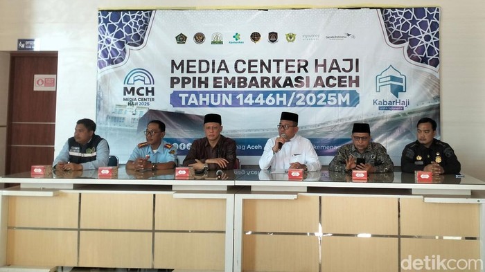 Konferensi pers menjelang kepulangan jemaah haji di Asrama Haji Aceh, Jumat (26/6/202)