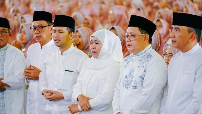 Khofifah Indar Parawansa saat mengikuti doa dan zikir bersama Tahun Baru Hijriah.