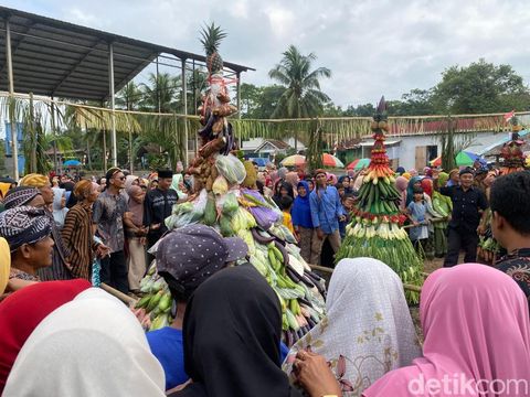 Kirab tenong perayaan 1 Suro di Desa Kemranggon, Kecamatan Susukan, Banjarnegara, Jumat (27/6/2025).