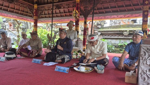 Konferensi pers Festival Sastra Saraswati Sewana 2025 yang diselenggarakan oleh Yayasan Puri Kauhan Ubud, Gianyar, Jumat (27/6/2025). (Ni Komang Ayu Leona Wirawan/detikBali)