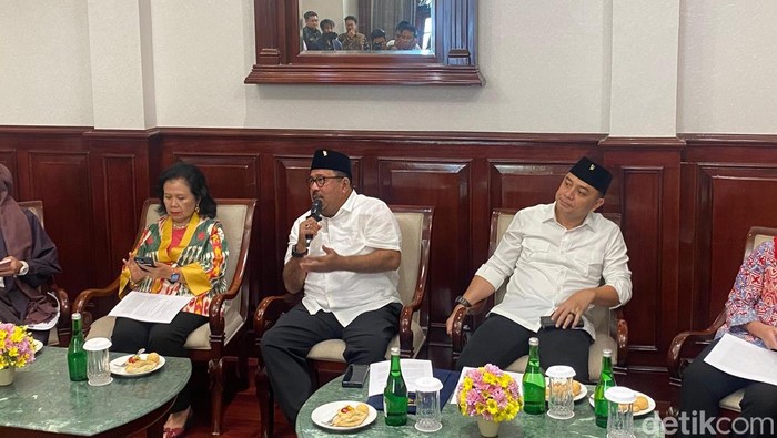 Konferensi pers prapertunjukan Teater Imam Al-Bukhari dan Soekarno di Surabaya.