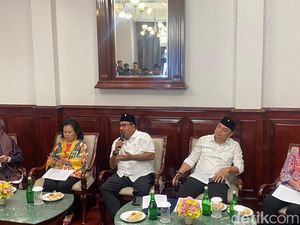 Rano Karno Main Teater Imam Al-Bukhari dan Soekarno di Surabaya