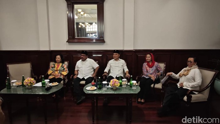 Konferensi pers prapertunjukan Teater Imam Al-Bukhari dan Soekarno di Surabaya.