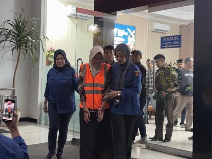 Sekretaris Desa Kertosari, Kendal, inisial PM, saat berada di Kantor Kejaksaan Negeri Kendal, Kamis (26/6/2025) malam.