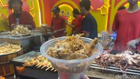 Dengan harga Rp 50.000 kamu bisa dapat makanan dan minuman di tenant Baby Crab and Co. Baby crabnya digoreng garing dan disajikan dengan bumbu Indomie varian goreng. Foto: detikcom/Riska Fitria