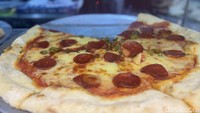 Tenant NYC Pizza tak kalah menarik perhatian di PRJ 2025. Tersedia berbagai varian dengan harga Rp 45.000 per slicenya. Foto: detikcom/Riska Fitria