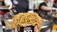 Kamu bisa beli paket Rp 65.000 untuk mendapatkan dua mangkuk mie goreng varian original. Masing-masing mangkuk disajikan mie sampai menggunung. Foto: detikcom/Riska Fitria